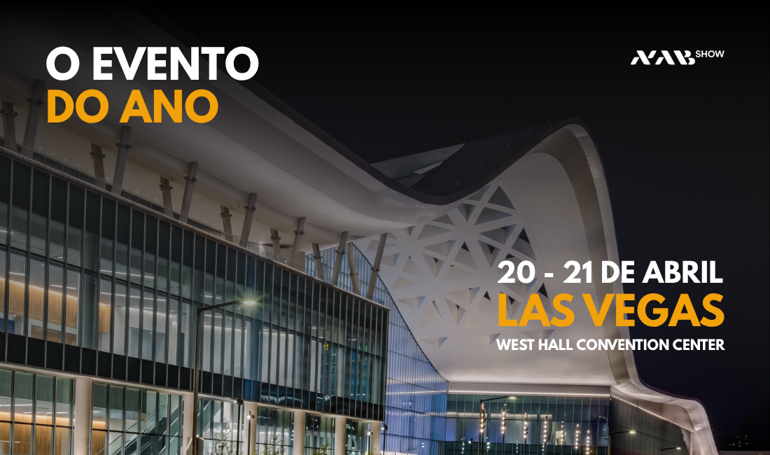 Fachada iluminada do West Hall Convention Center em Las Vegas à noite, com destaque para as datas 20 e 21 de abril e o logotipo do NAB Show 2026 Telecomunicações.