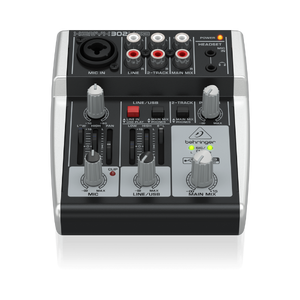 Vista superior do Mixer Analógico com Interface USB Integrada Xenyx 302USB conectado a um notebook para gravação de podcast.