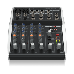 Vista superior do Mixer Analógico Behringer Xenyx 802S conectado em setup de podcast