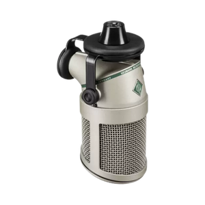 Microfone Neumann BCM 705 Profissional montado em braço articulado de estúdio.