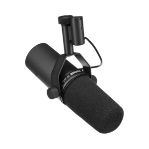 Microfone Dinâmico Shure SM7B preto montado em suporte articulado.