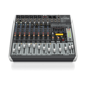 Mesa de Som Profissional USB Behringer XENYX QX1222USB com faders e botões de controle.