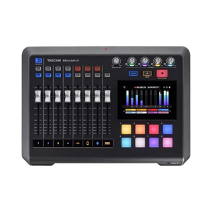 Console Tascam Mixcast 4 Profissional com tela touch e faders coloridos.