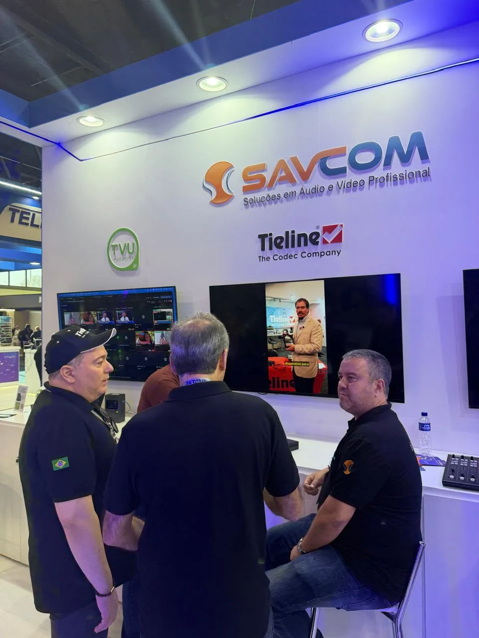 Equipe da SAVCOM atendendo visitantes no estande da SET EXPO 2026