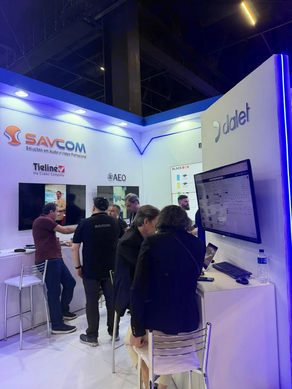 Visitantes conhecendo soluções no estande da SAVCOM na SET EXPO 2026