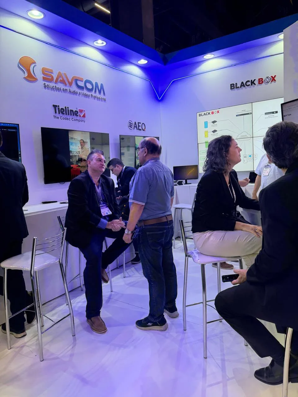 Atendimento técnico e networking no estande da SAVCOM na SET EXPO 2026